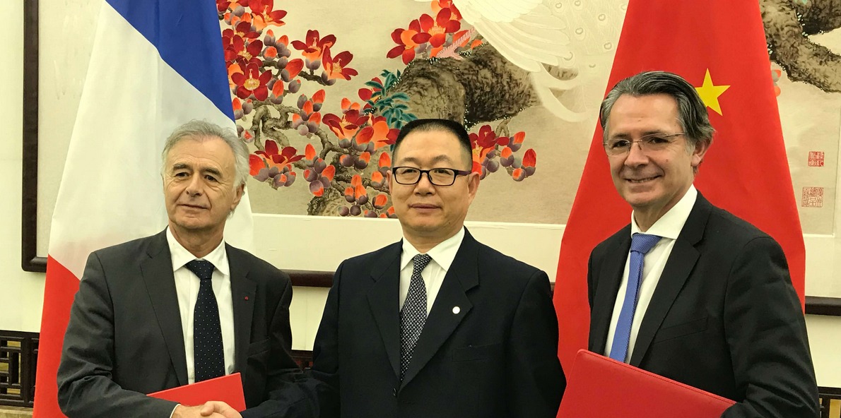 De gauche à droite : Philippe Petitcolin, pdg de Safran, BAO Qifa, pdg de Hainan Airlines Holding et Gaël Méheust, pdg de CFM International à l'issue de la signature.