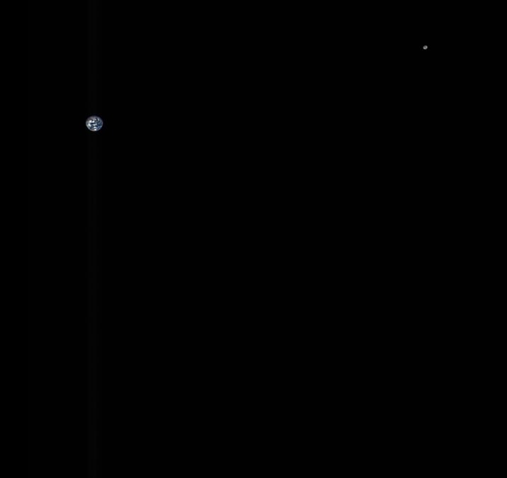 Image composite prise le 2 octobre 2017 par la sonde Osiris-Rex, montrant le couple Terre-Lune