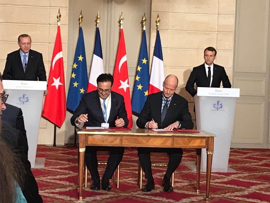 Signature de la lettre d'intention de Turkish Airlines sous les yeux des présidents turc et français.