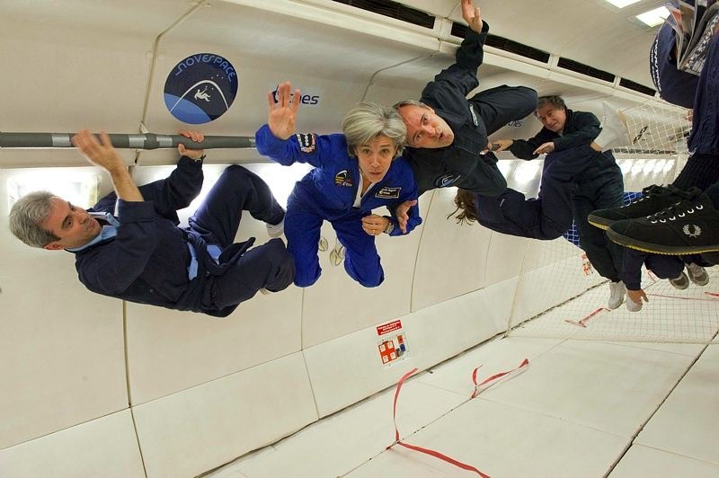 Claudie Haigneré, aux côté de ses collègues astronautes français Léopold Eyharts et Jean-François Clervoy (de gauche à droite), à bord de l'Airbus ZERO G de Novespace