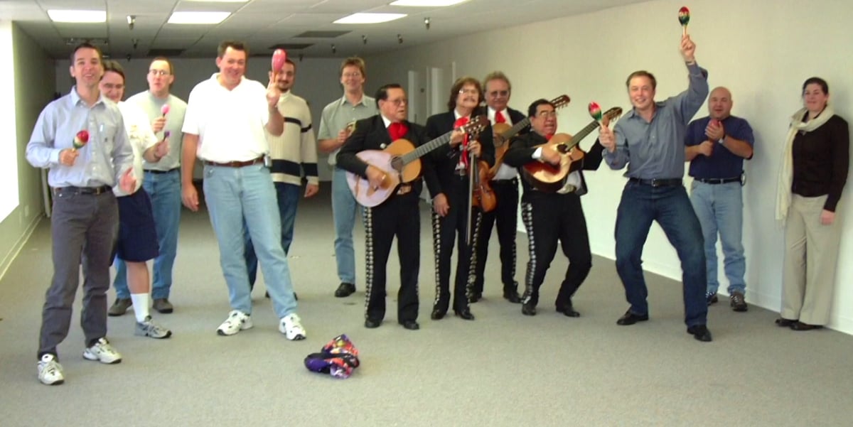En 2002, Elon Musk (troisième en partant de la droite) lançait Space Exploration Technologies à El Segundo (Californie), sur un air de mariachi.