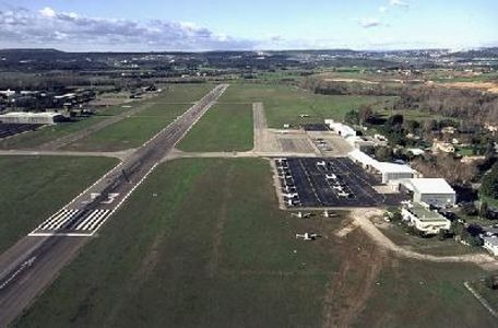 L'aérodrome d'Aix-Les Mille est ouvert à l'aviation privée et d'affaires.