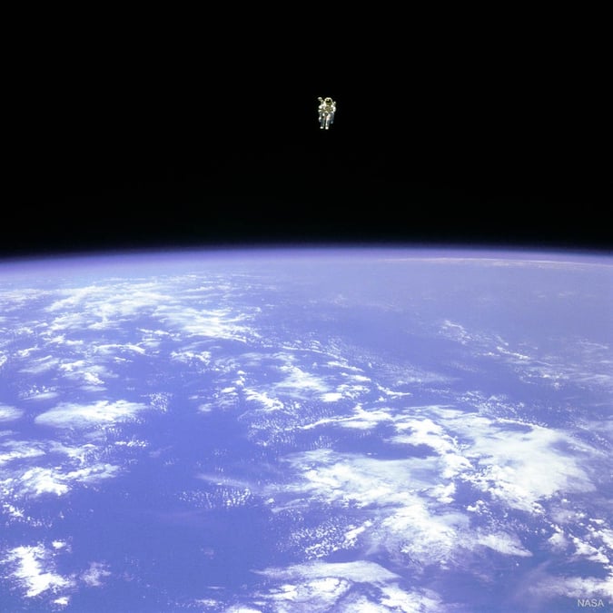 Bruce McCandless s'est éloigné à une centaine de mètres de la navette Challenger
