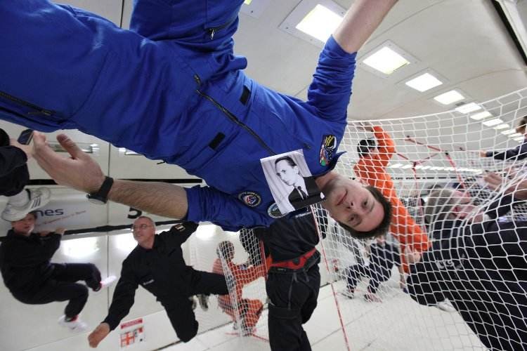 En novembre 2012, à bord de l'A300 ZERO G de Novespace, l'astronaute français Thomas Pesquet rend hommage à Alexandre Ananoff en faisant voler son portrait