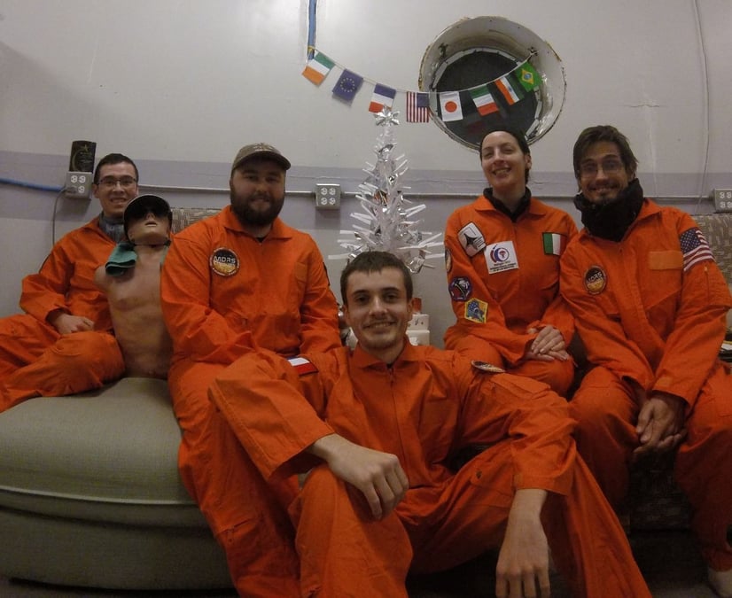 L'équipage de la mission MDRS 185 réuni pour célébrer Noël