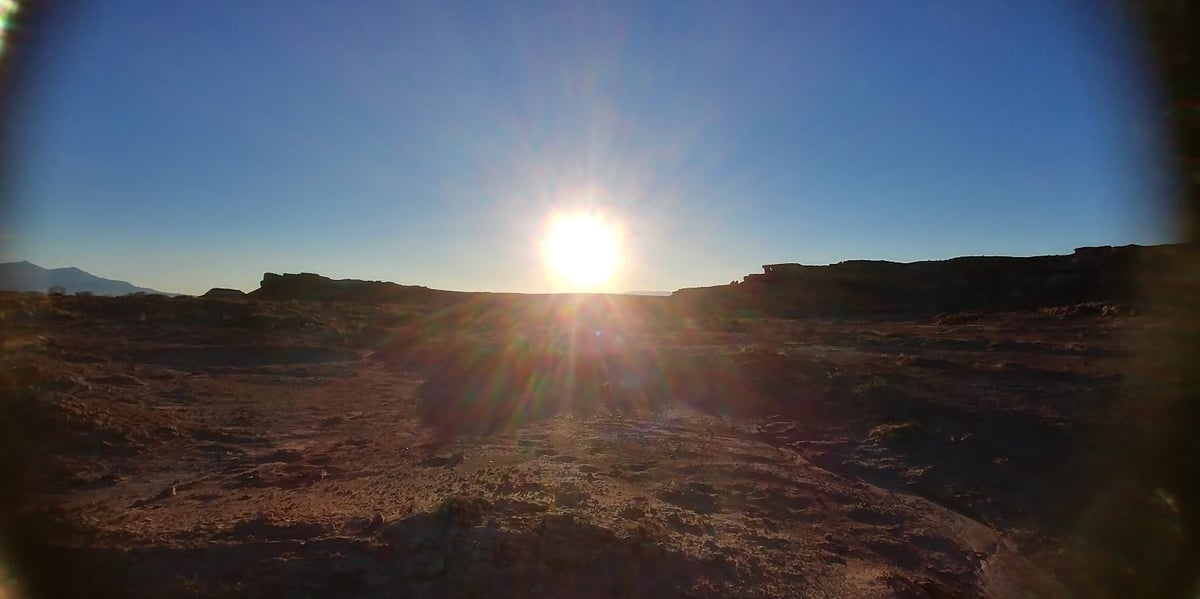 Le jour se lève sur l'habitat martien de la Mars Society