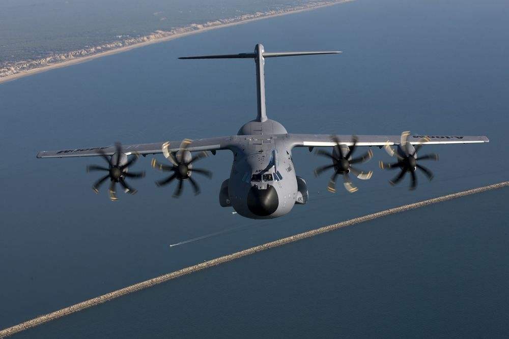 L'A400M est équipé des pods de ravitaillement.