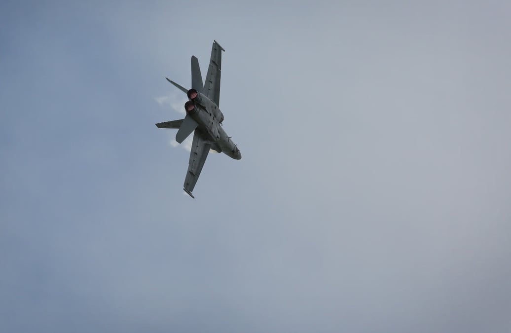 Le Canada achète 18 F-18 A/B Hornet à l'Australie.