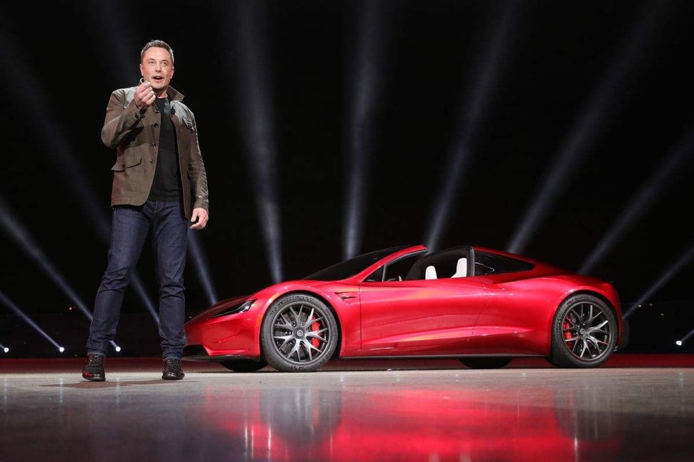 Elon Musk présentant son roadster