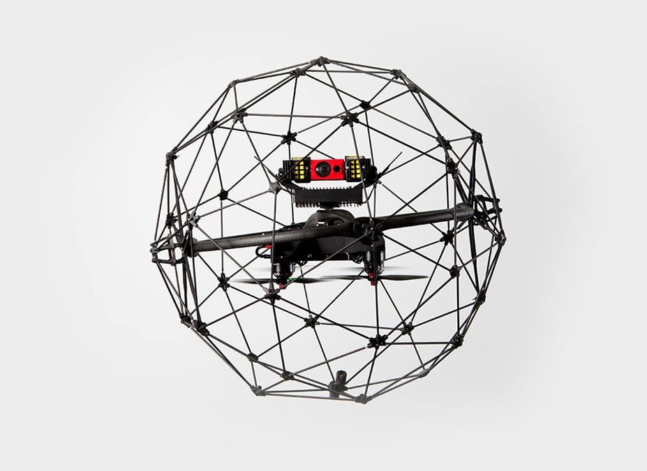 Le cage en carbone permet de protéger le drone des collisions.