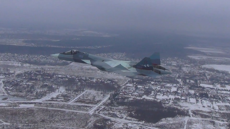 Le Sukhoi T-50-2 équipé de l'Izdeliye 30 au cours de son premier vol, le 17 novembre 2017.