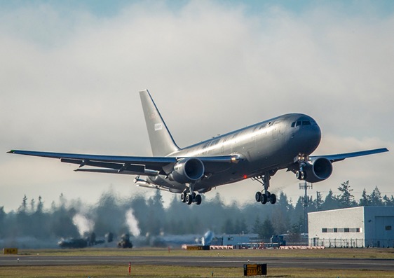 Décollage du premier KC-46 devant être livré à l'US Air Force