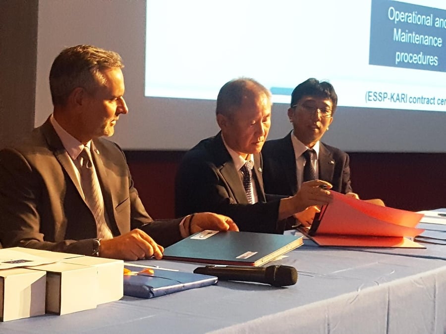 Signature du contrat entre Thierry Racaud, président de l'ESSP et Gi Wook Nam, directeur de la R&D du KARI.