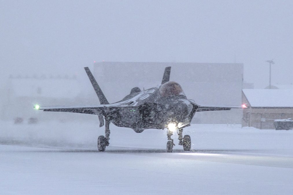 On distingue le système de parachute-frein à l'arrière du dos de ce F-35A.