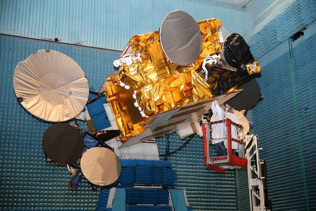 Préparatifs du satellite pour des essais en radiofréquences chez Intespace