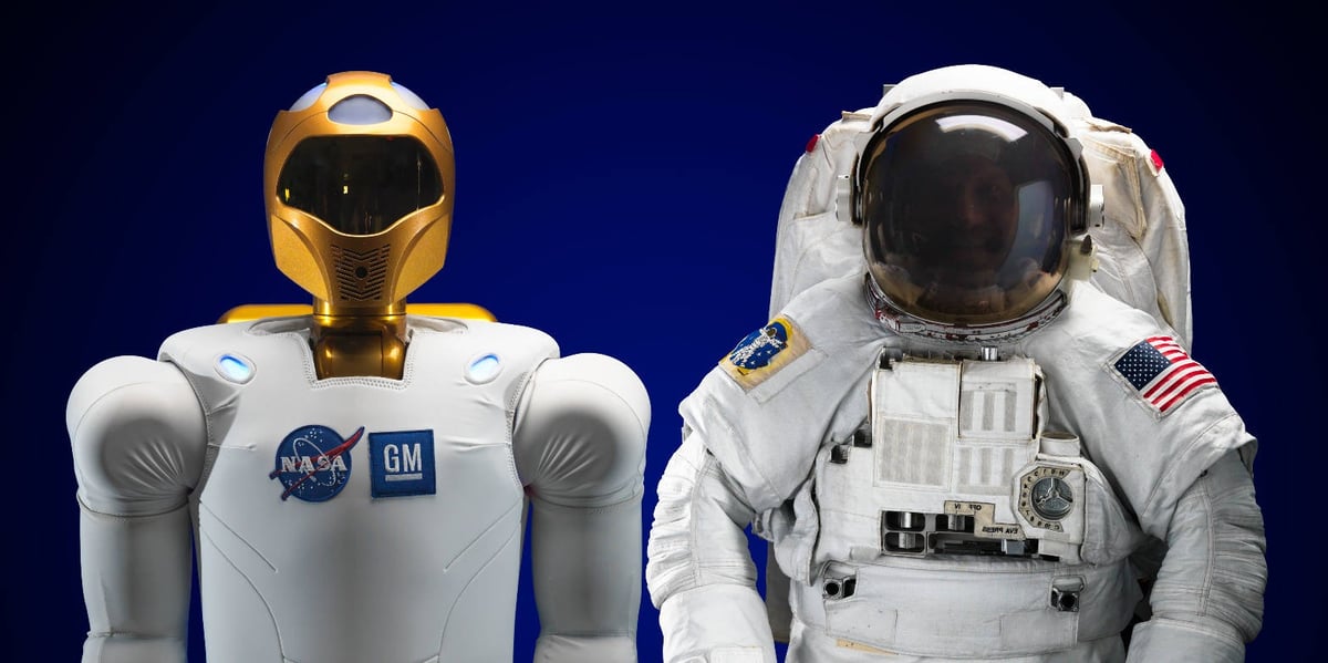 Astronaute et Robonaut