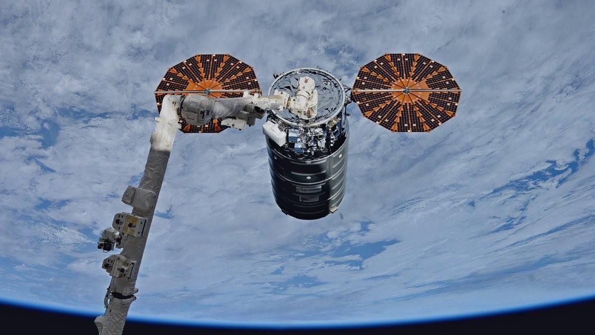 Le Cygnus OA 8 au bout du Canadarm2 récemment entretenu