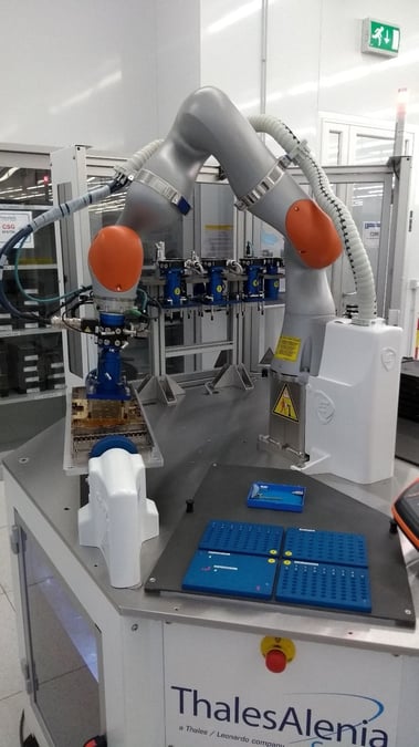 Démonstration du fonctionnement du cobot Cratos devant la presse à L'Aquila le 8 novembre 2017