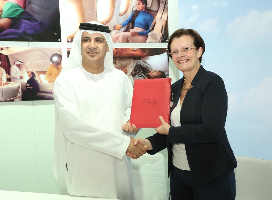 signature du partenariat entre l'Emirates Aviation University et Thales.