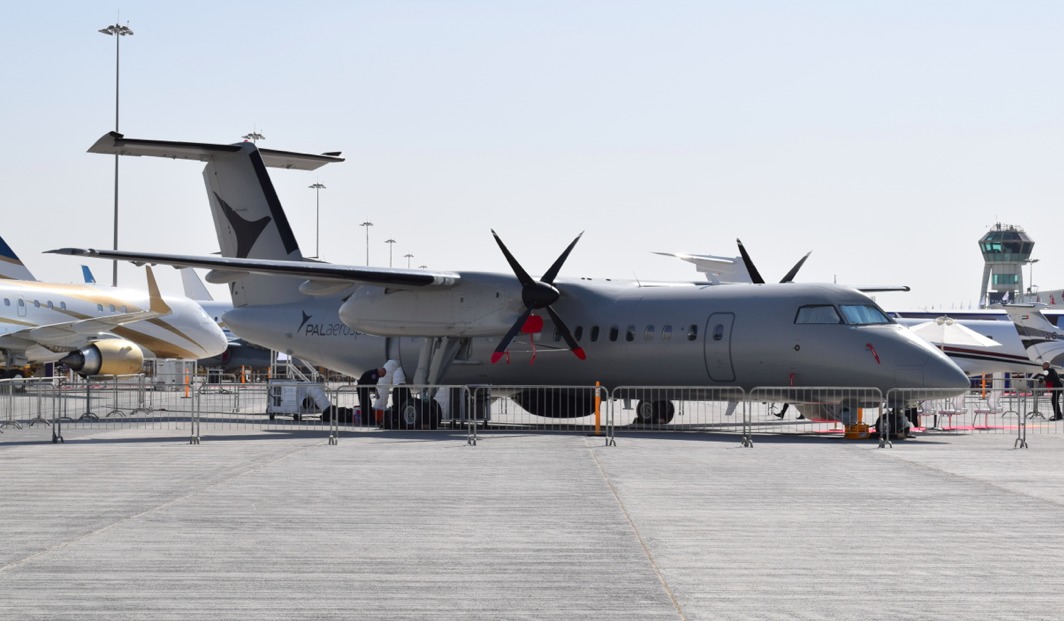 Le Dash-8 avec sous le ventre le radar Searchmaster.