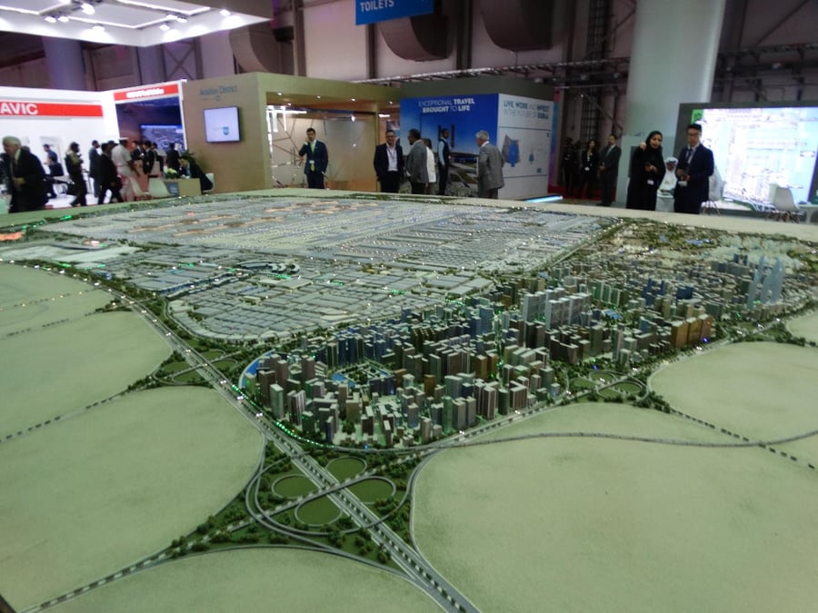 La gigantesque maquette de Dubai South déployée au Dubai Airshow 2017 avec la nouvelle ville au premier plan et l'aéroport international à l'arrière-plan.