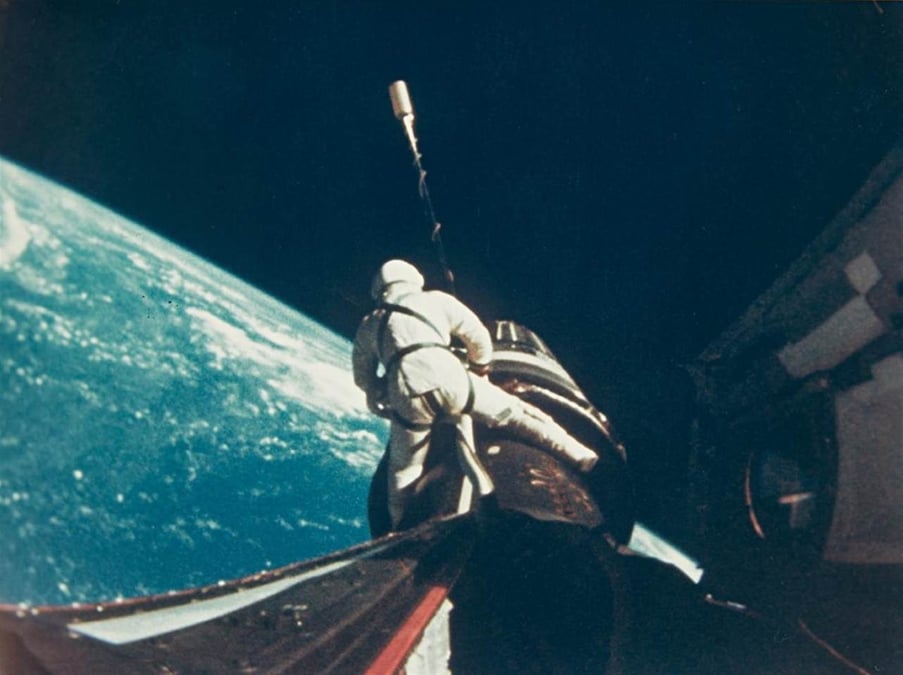 Première EVA de Dick Gordon, le 13 septembre 1966