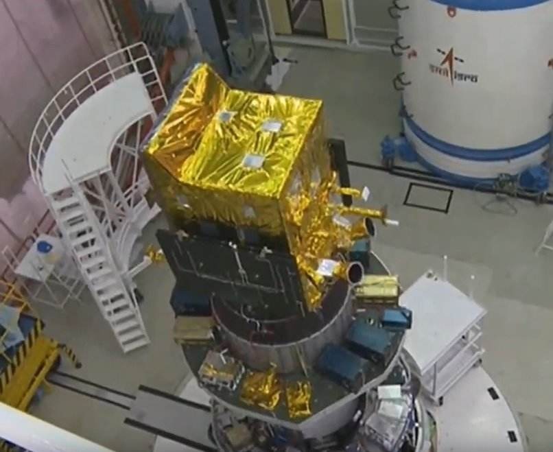 Vue de la charge utile principale et des dispenseurs de nanosatellites