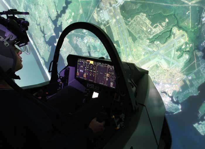 Les simulateurs de F-35 permettront d'entraîner les pilotes dans des conditions proches de celles rencontrées en mission.