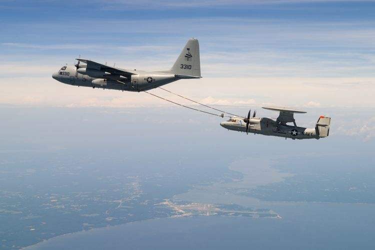 Un E-2D Advanced Hawkeye doté d'un système de ravitaillement a été approvisionné en carburant pour la première fois.