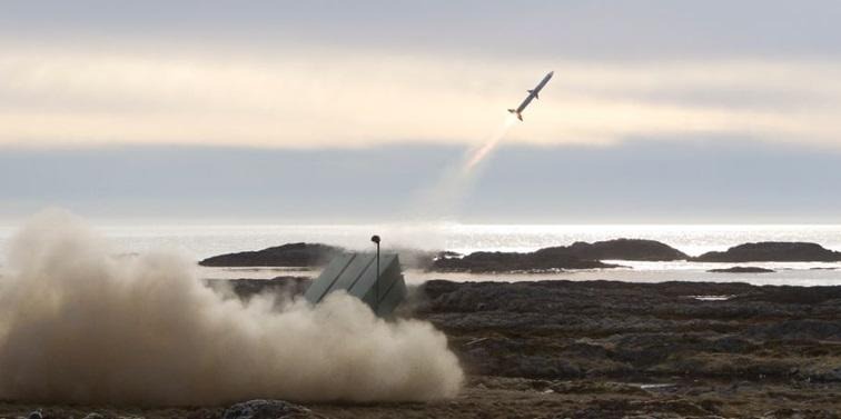 Le système NASAMS opère des missiles AMRAAM de Raytheon.