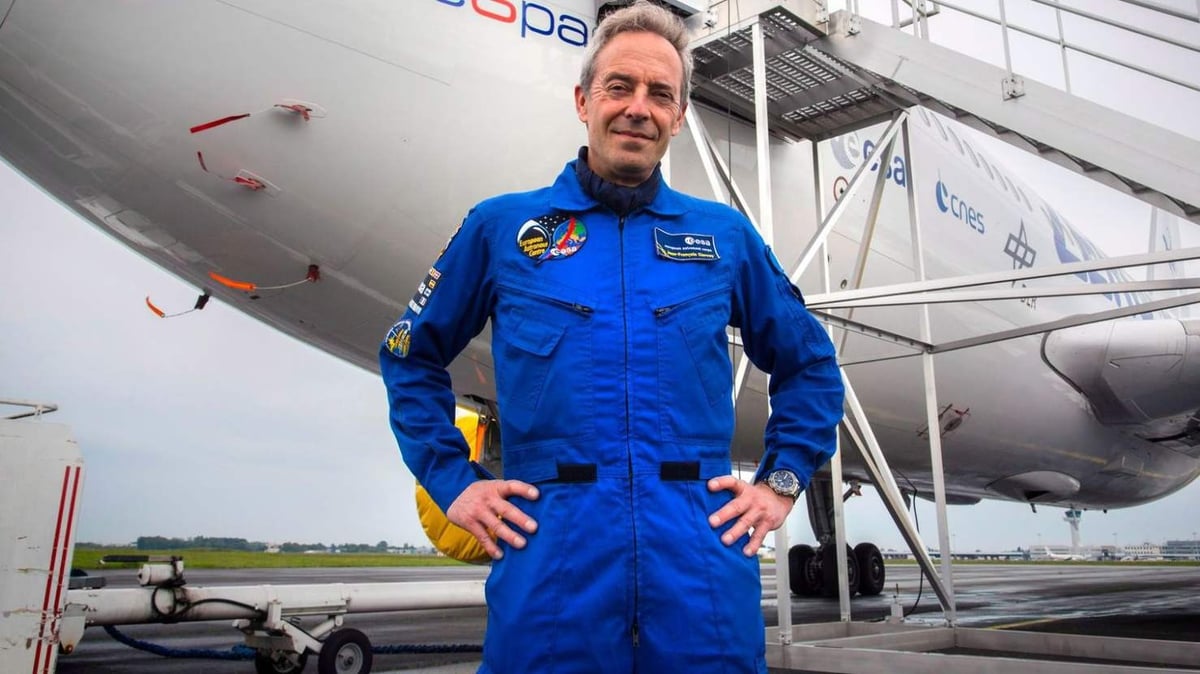 Jean-François Clervoy à Mérignac, devant l'A310 ZERO G de Novespace