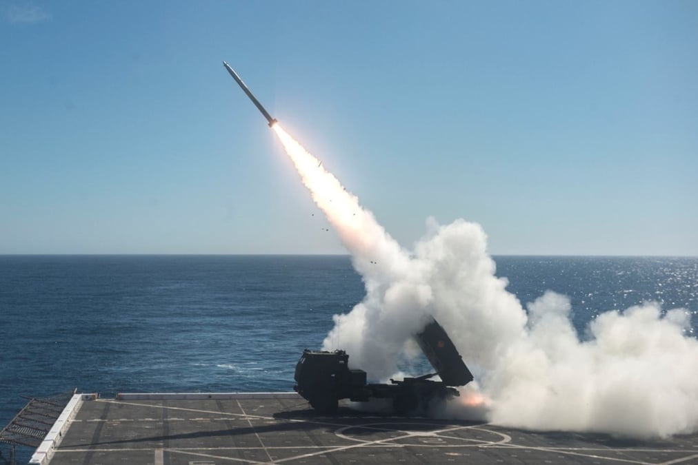 Tir de roquette depuis le pont de "l'USS Anchorage"