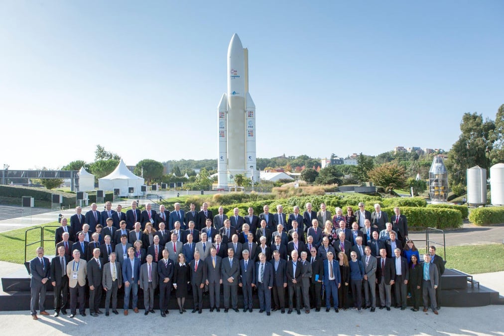 95 héros devant la maquette d'Ariane 5