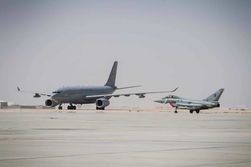 Huit Typhoons s'entrainent dans le désert d'Oman.