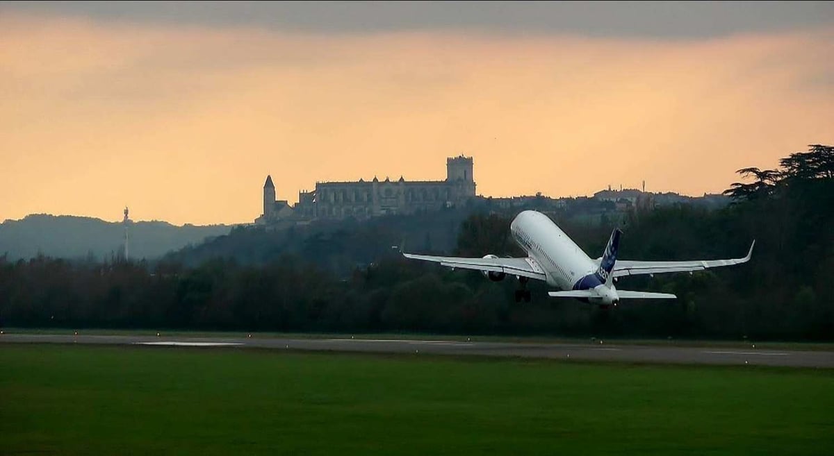 Un Airbus A320neo d'essai décollant de l'aéroport d'Auch-Gers.