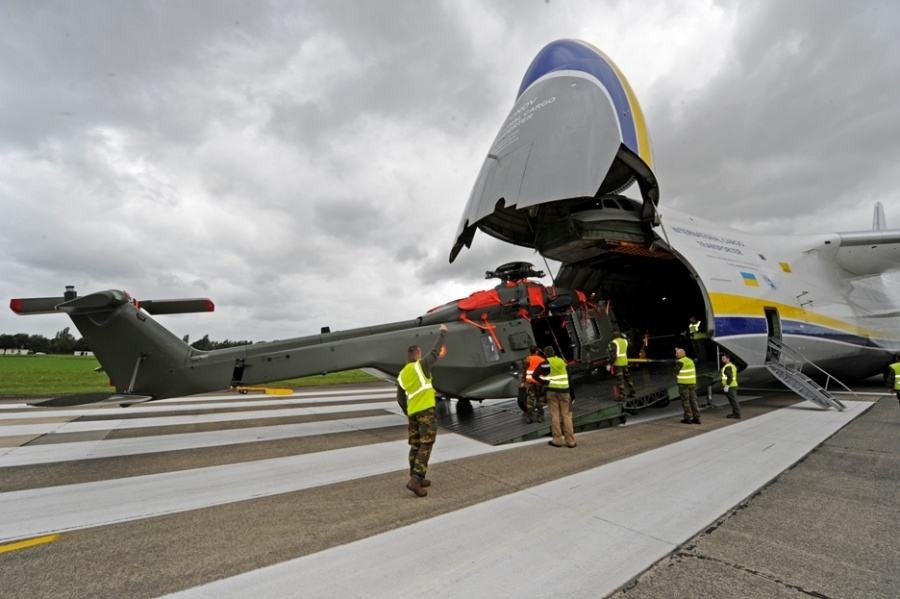 Un Antonov a embarqué deux NH90 à destination du Gabon.
