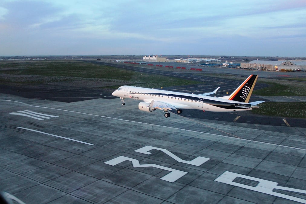 Le quatrième MRJ de la flotte d'essais de Moses Lake fait actuellement l'objet de modifications dans le but d'installer le nouveau harnais électrique.