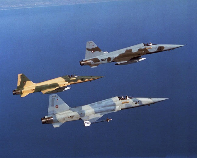 Trois Tigre F-5 volent en formation.