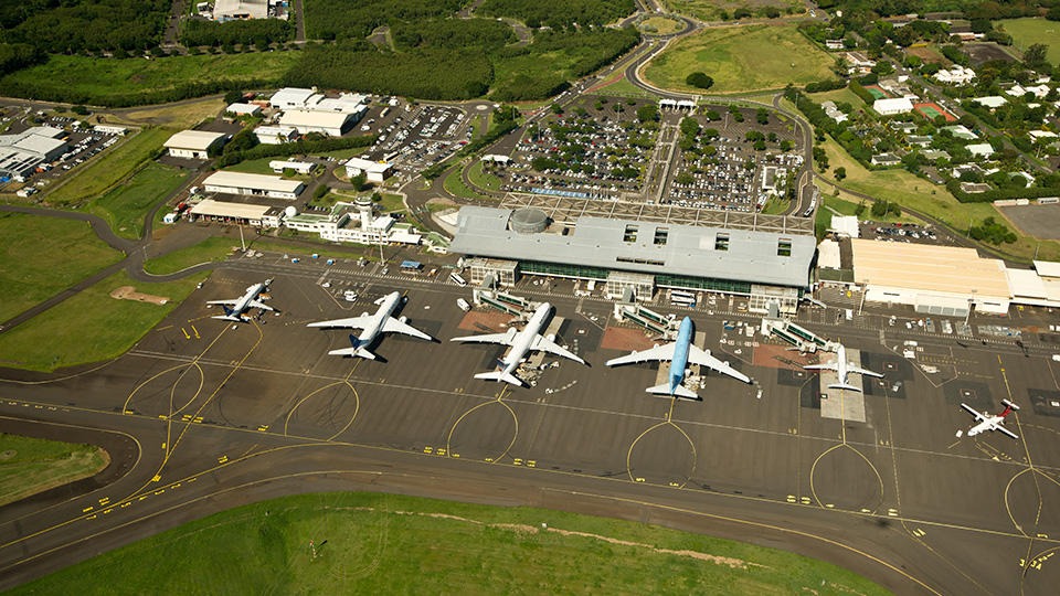Vue aérienne de l'aéroport Roland-Garros de Saint Denis de la Réunion.