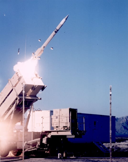 Avec l'aide de Raytheon, la 35ème brigade antiaérienne a modernisé 12 batteries Patriot.