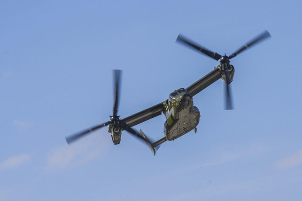 Le V-22 est un avion doté de rotors.
