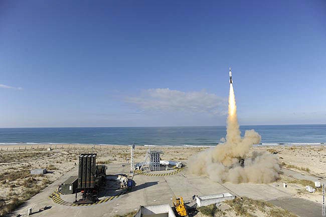 Un système de défense français SAMP/T à moyenne pportée lance un missile Aster.