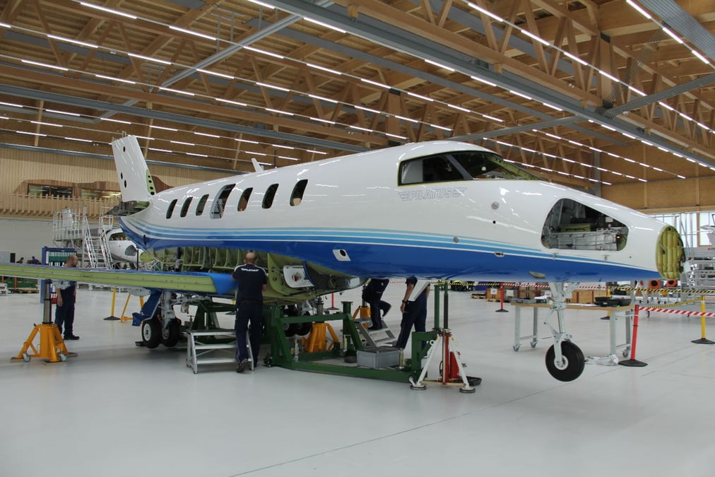 Le premier Pilatus PC-24 produit en série lors de sa mise en croix.