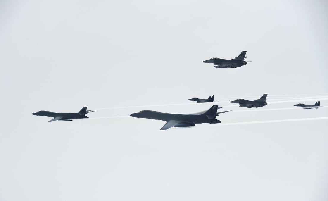 Les bombarbiers B-1B ont évolué avec des F-16 de l'USAF et des F-15 coréens.