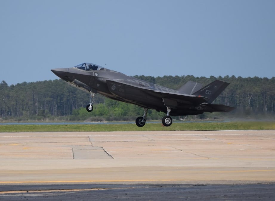Le programme F-35 est exposé à une hausse du coût unitaire de l'appareil en raison d'une modification de la planification de production des F-35, qui passe de 80 appareils à 60 par an.