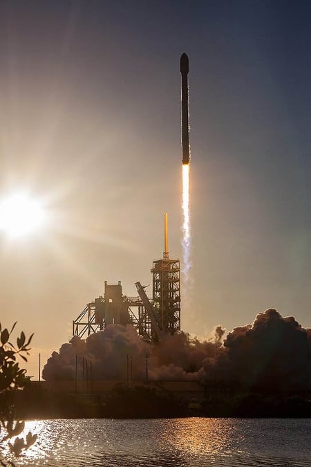 Décollage du Falcon 9 au coucher du Soleil.