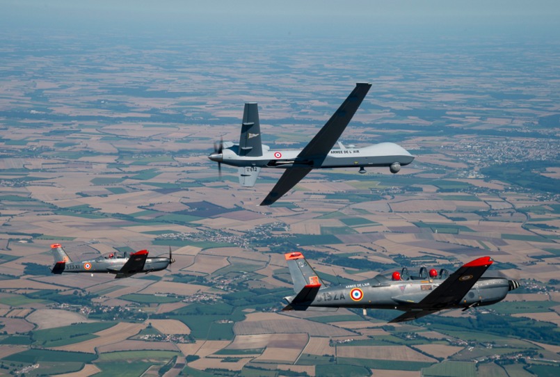 Le Reaper n°612 vole en formation avec des Epsilon, eux aussi basés à Cognac.