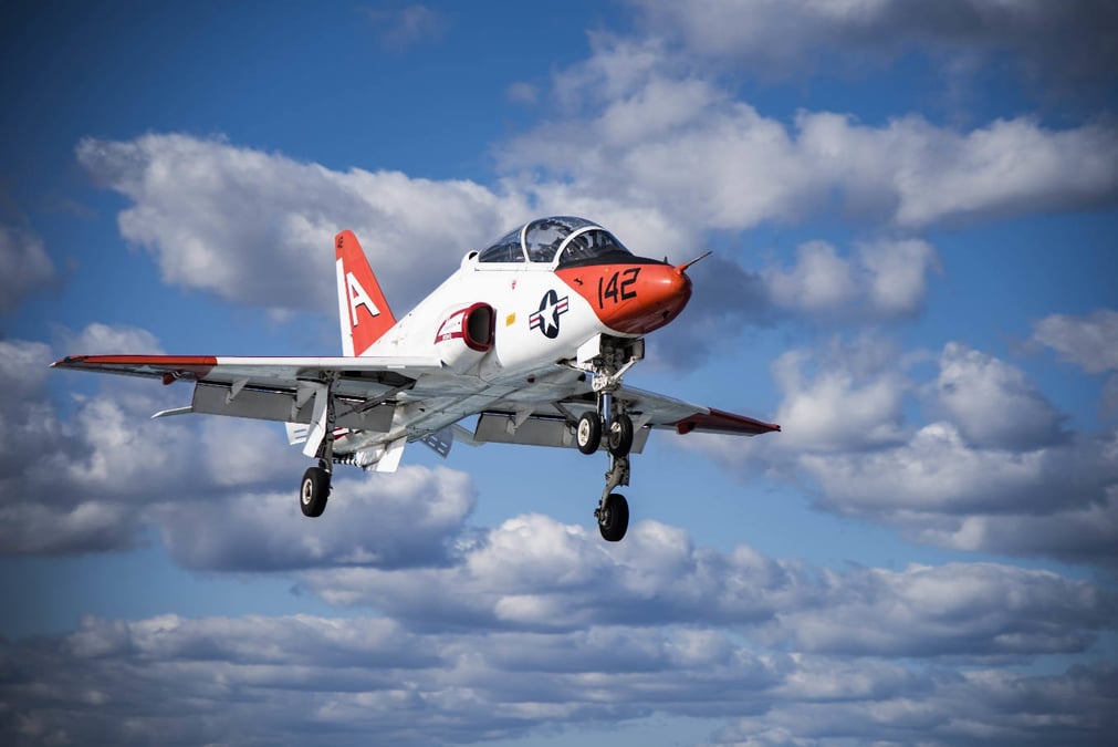 Les pilotes et élèves-pilotes de T-45 Goshawk de l'US Navy ont connu des problèmes réccurents d'hypoxie. La reprise des vols devrait s'effectuer début juillet.