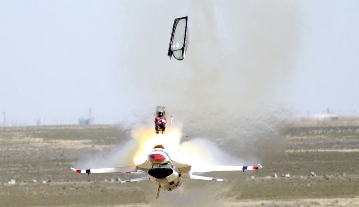 Le parachute C9 du siège éjectable ACES II va être bientôt remplacé au prodit d'un nouveau modèle.