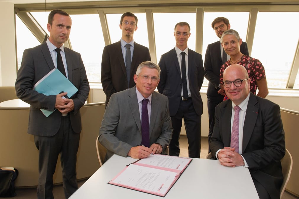 Séance de signature au siège d'Airbus Safran Launchers. Assis, de gauche à droite : A. Charmeau et C. de Maistre.